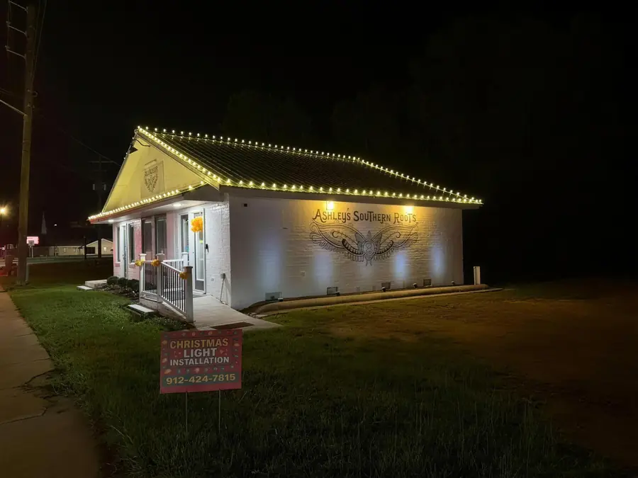 Ashley’s Southern Roots Salon lit for the season